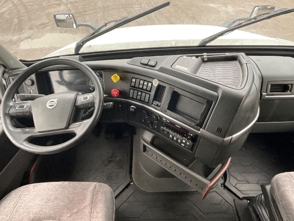 Sleeper Tractor-Heavy Duty Tractors-Volvo-2022-VNL64760-Reading-PA-677,148\n\t\tmiles-$ 53,000 - Image 12