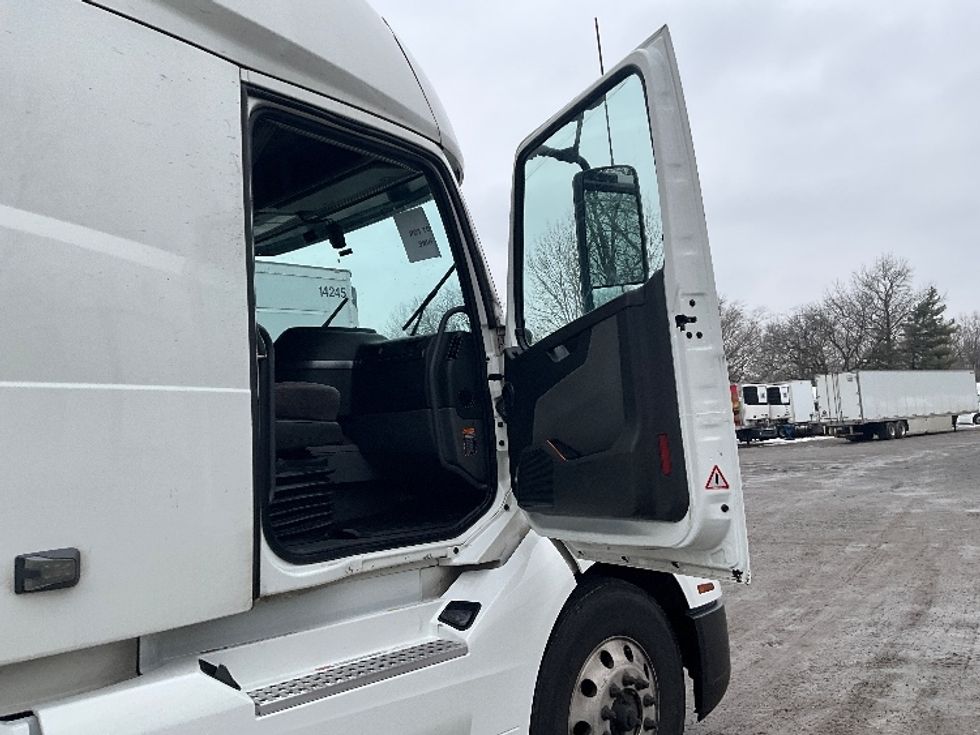 Sleeper Tractor-Heavy Duty Tractors-Volvo-2022-VNL64760-Reading-PA-677,148\n\t\tmiles-$ 53,000 - Image 13