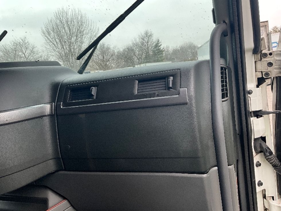 Sleeper Tractor-Heavy Duty Tractors-Volvo-2022-VNL64760-Reading-PA-677,148\n\t\tmiles-$ 53,000 - Image 14