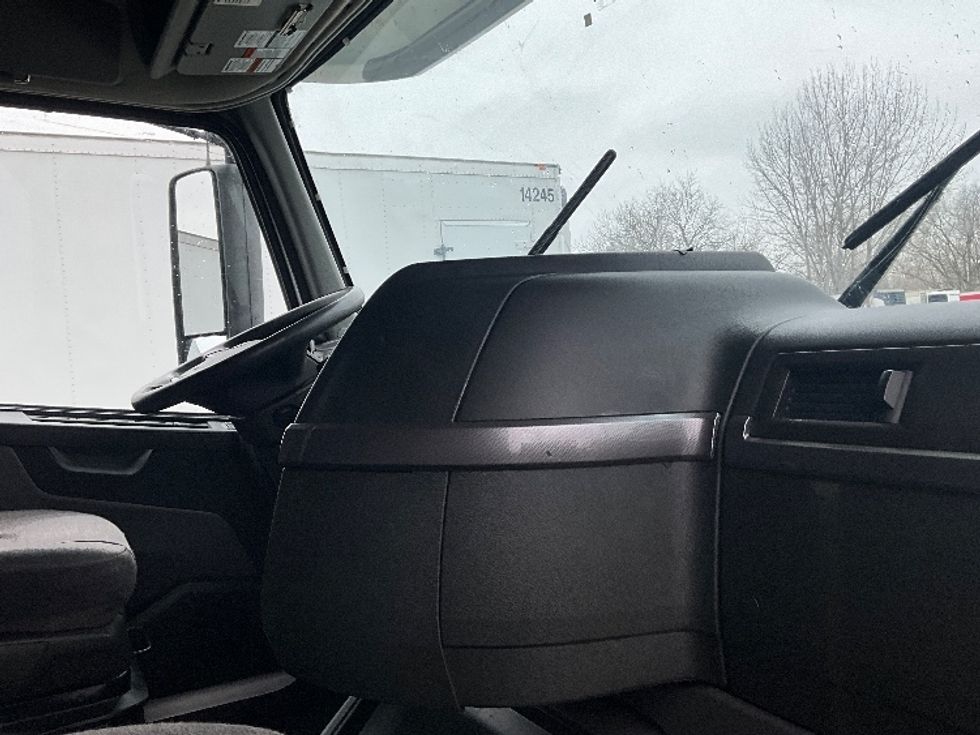 Sleeper Tractor-Heavy Duty Tractors-Volvo-2022-VNL64760-Reading-PA-677,148\n\t\tmiles-$ 53,000 - Image 15