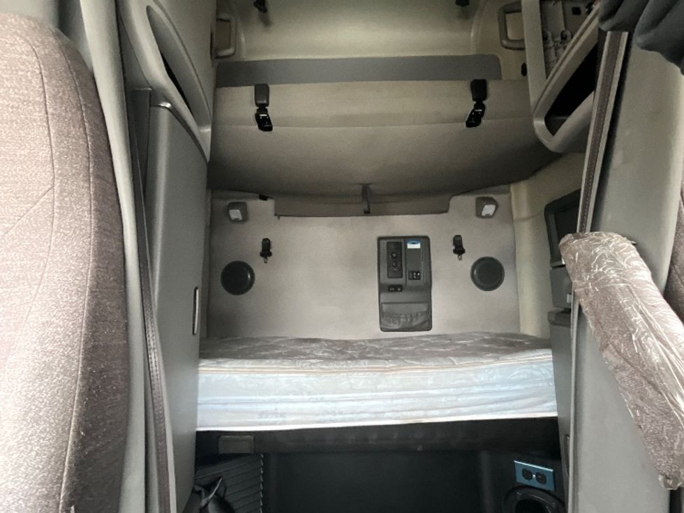 Sleeper Tractor-Heavy Duty Tractors-Volvo-2022-VNL64760-Reading-PA-677,148\n\t\tmiles-$ 53,000 - Image 16