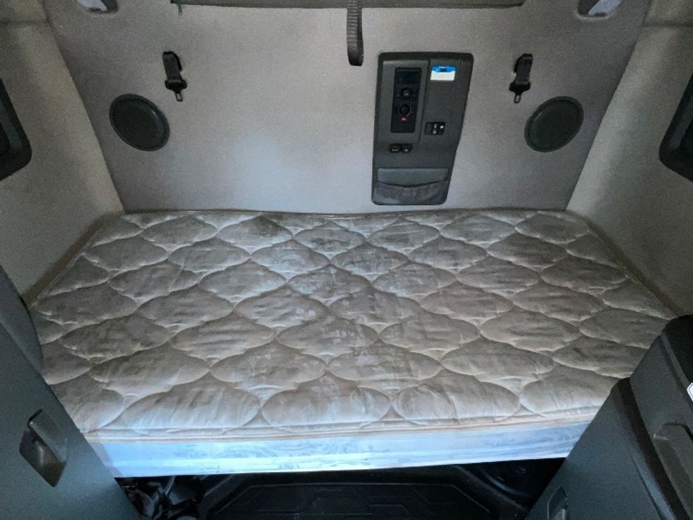 Sleeper Tractor-Heavy Duty Tractors-Volvo-2022-VNL64760-Reading-PA-677,148\n\t\tmiles-$ 53,000 - Image 17