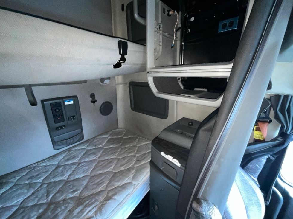 Sleeper Tractor-Heavy Duty Tractors-Volvo-2022-VNL64760-Reading-PA-677,148\n\t\tmiles-$ 53,000 - Image 18