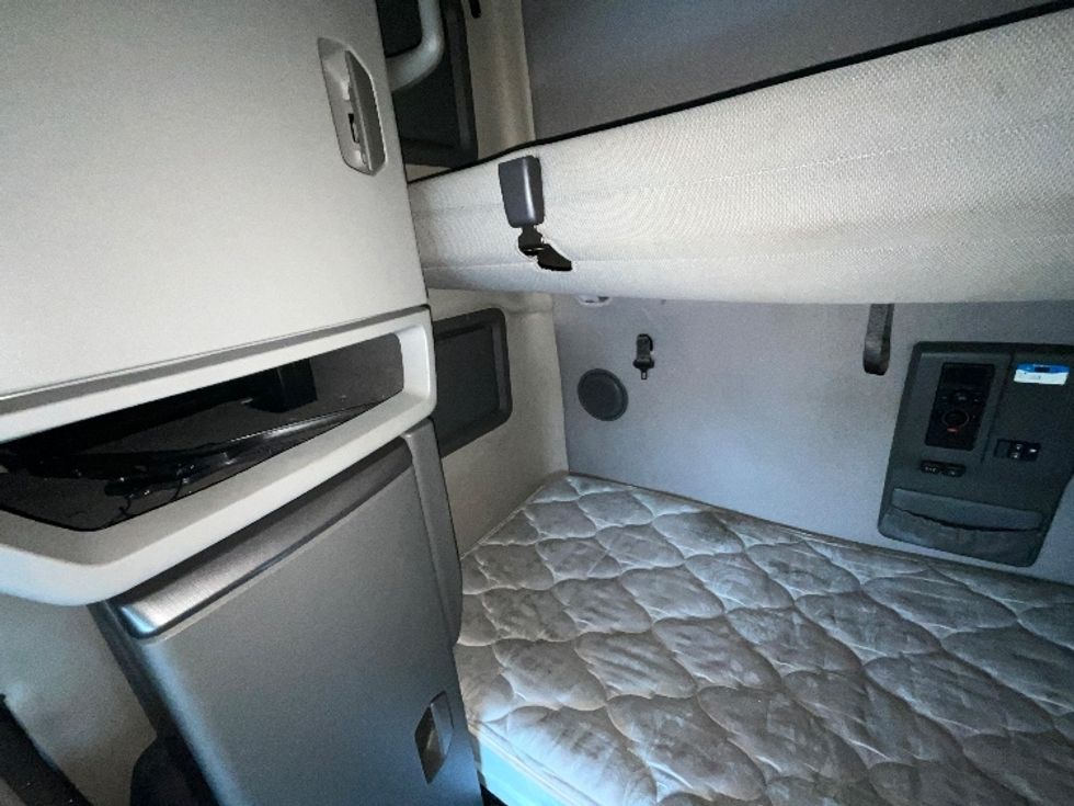 Sleeper Tractor-Heavy Duty Tractors-Volvo-2022-VNL64760-Reading-PA-677,148\n\t\tmiles-$ 53,000 - Image 19