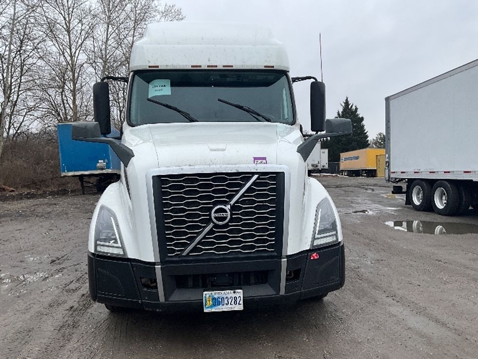 Sleeper Tractor-Heavy Duty Tractors-Volvo-2022-VNL64760-Reading-PA-677,148\n\t\tmiles-$ 53,000 - Image 2