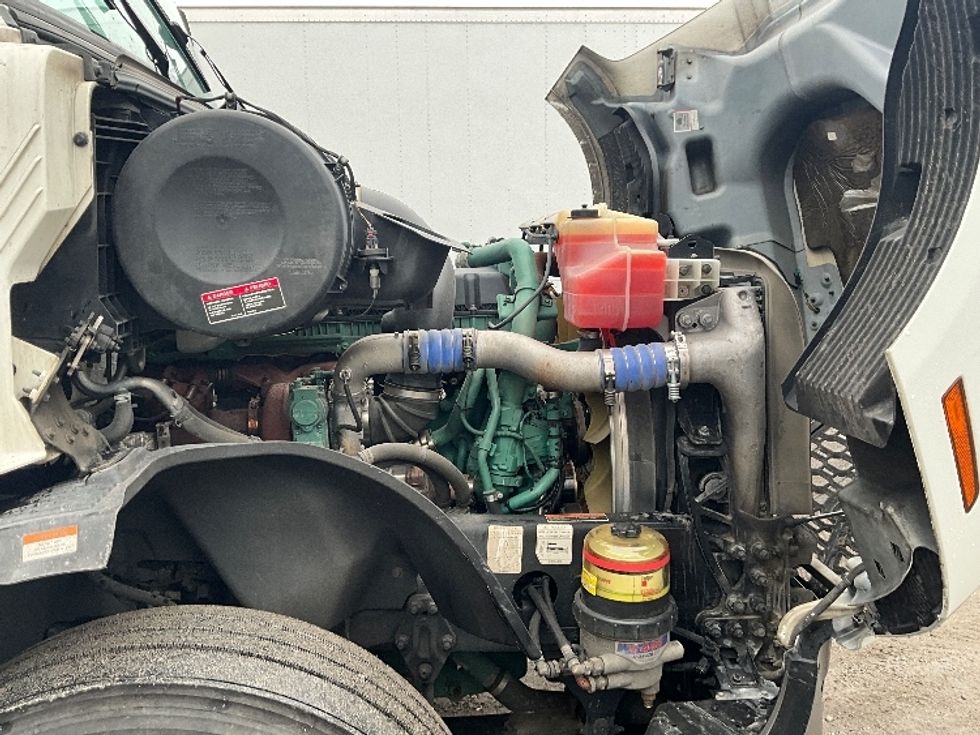 Sleeper Tractor-Heavy Duty Tractors-Volvo-2022-VNL64760-Reading-PA-677,148\n\t\tmiles-$ 53,000 - Image 20