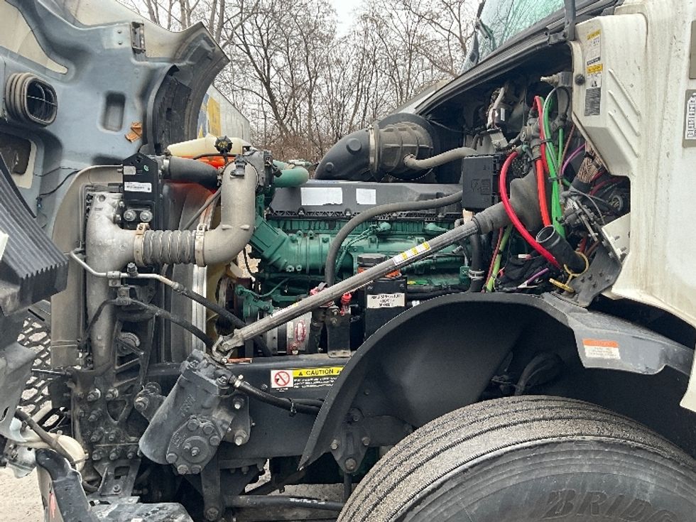 Sleeper Tractor-Heavy Duty Tractors-Volvo-2022-VNL64760-Reading-PA-677,148\n\t\tmiles-$ 53,000 - Image 21