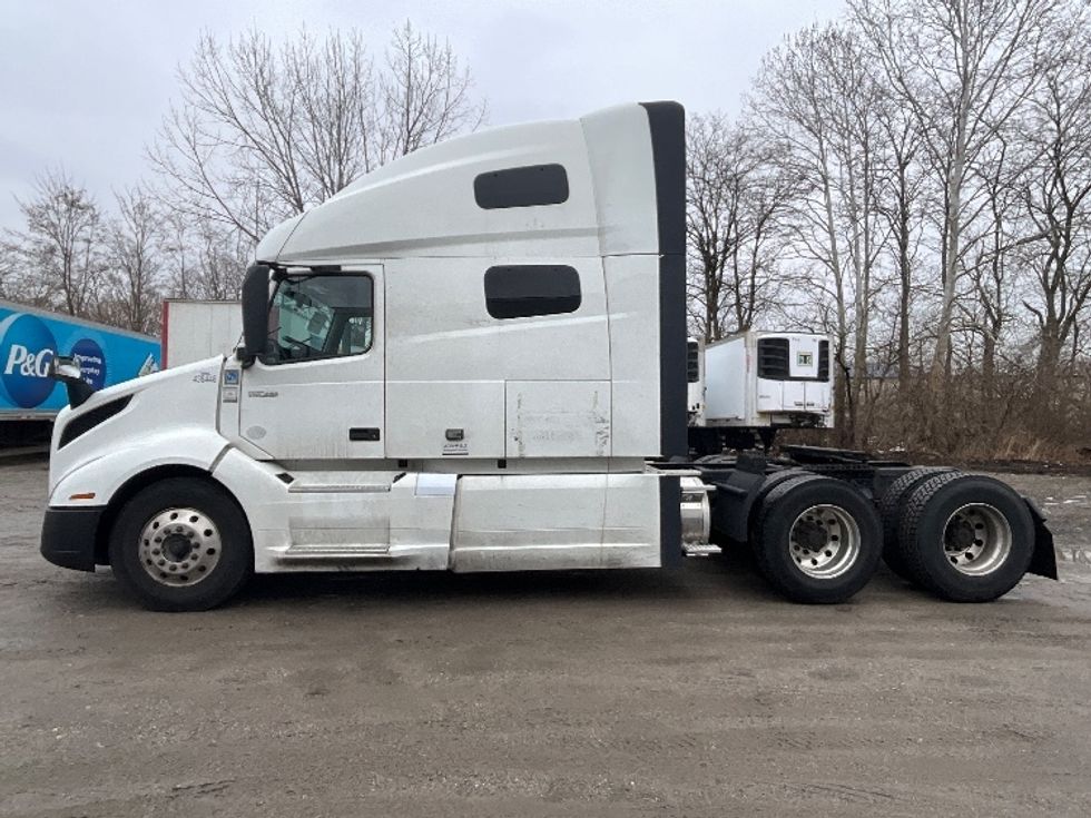 Sleeper Tractor-Heavy Duty Tractors-Volvo-2022-VNL64760-Reading-PA-677,148\n\t\tmiles-$ 53,000 - Image 4