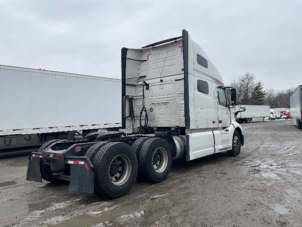 Sleeper Tractor-Heavy Duty Tractors-Volvo-2022-VNL64760-Reading-PA-677,148\n\t\tmiles-$ 53,000 - Image 7