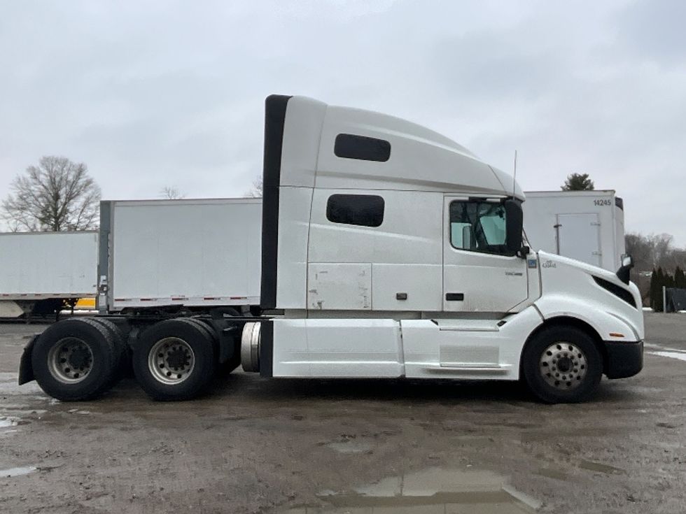 Sleeper Tractor-Heavy Duty Tractors-Volvo-2022-VNL64760-Reading-PA-677,148\n\t\tmiles-$ 53,000 - Image 8