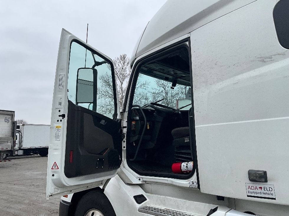 Sleeper Tractor-Heavy Duty Tractors-Volvo-2022-VNL64760-Reading-PA-677,148\n\t\tmiles-$ 53,000 - Image 9