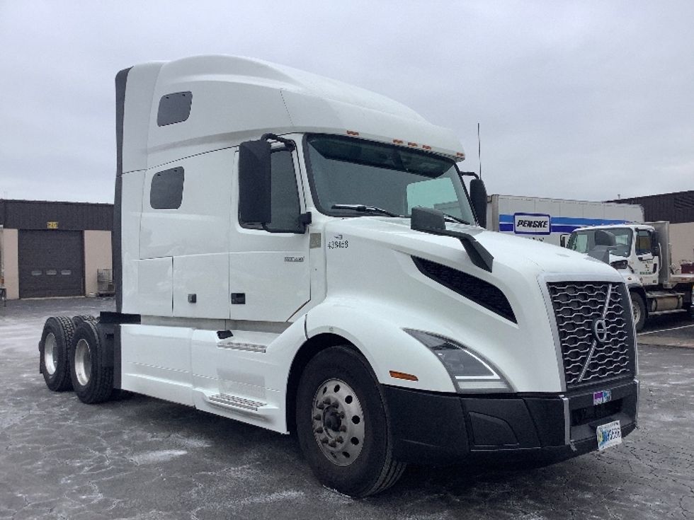 Sleeper Tractor-Heavy Duty Tractors-Volvo-2022-VNL64760-Reading-PA-733,103\n\t\tmiles-$ 48,000 - Image 1