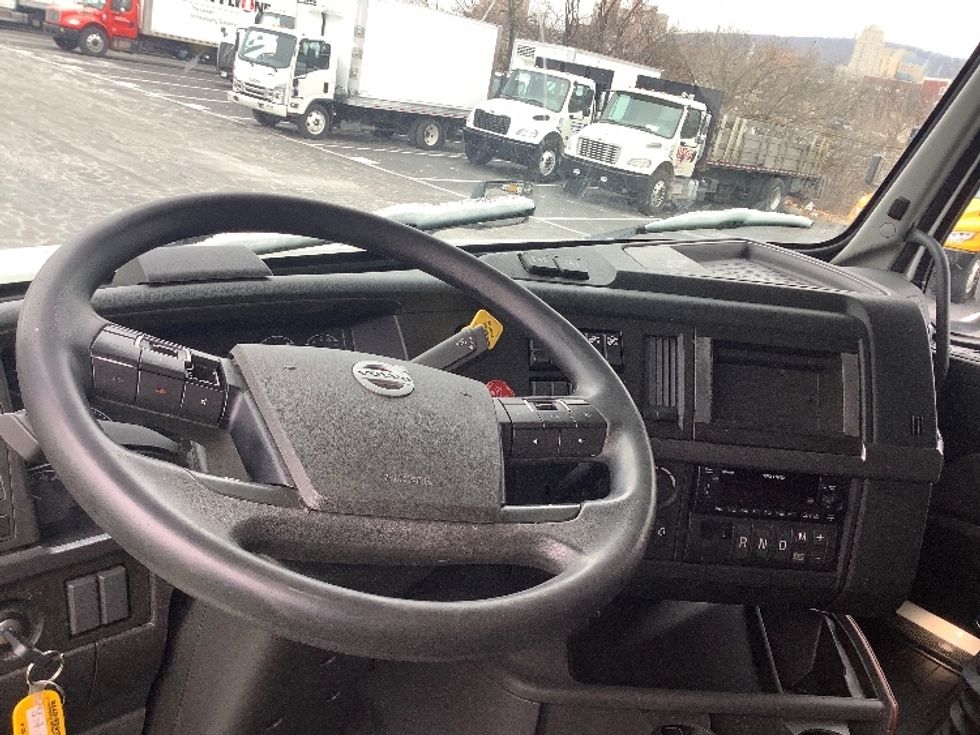 Sleeper Tractor-Heavy Duty Tractors-Volvo-2022-VNL64760-Reading-PA-733,103\n\t\tmiles-$ 48,000 - Image 10