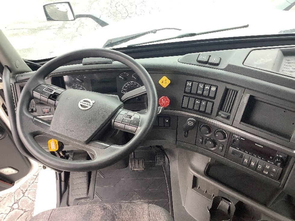 Sleeper Tractor-Heavy Duty Tractors-Volvo-2022-VNL64760-Reading-PA-733,103\n\t\tmiles-$ 48,000 - Image 11