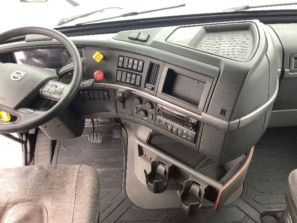 Sleeper Tractor-Heavy Duty Tractors-Volvo-2022-VNL64760-Reading-PA-733,103\n\t\tmiles-$ 48,000 - Image 12
