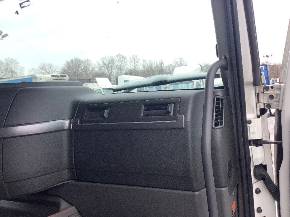 Sleeper Tractor-Heavy Duty Tractors-Volvo-2022-VNL64760-Reading-PA-733,103\n\t\tmiles-$ 48,000 - Image 14