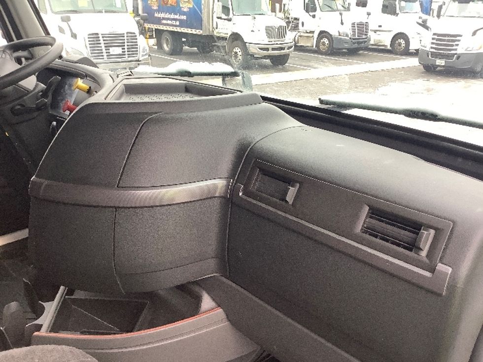 Sleeper Tractor-Heavy Duty Tractors-Volvo-2022-VNL64760-Reading-PA-733,103\n\t\tmiles-$ 48,000 - Image 15