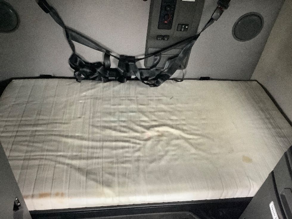 Sleeper Tractor-Heavy Duty Tractors-Volvo-2022-VNL64760-Reading-PA-733,103\n\t\tmiles-$ 48,000 - Image 16