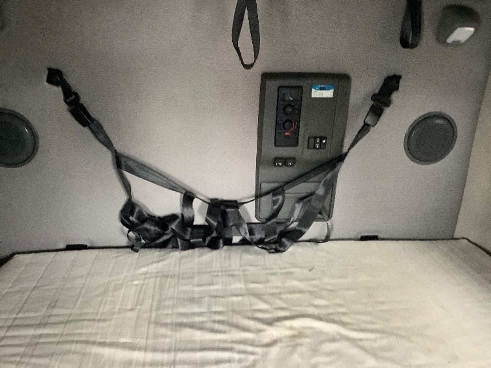 Sleeper Tractor-Heavy Duty Tractors-Volvo-2022-VNL64760-Reading-PA-733,103\n\t\tmiles-$ 48,000 - Image 17