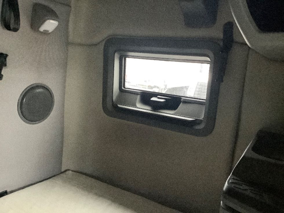 Sleeper Tractor-Heavy Duty Tractors-Volvo-2022-VNL64760-Reading-PA-733,103\n\t\tmiles-$ 48,000 - Image 18