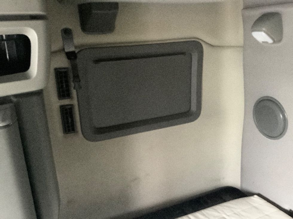 Sleeper Tractor-Heavy Duty Tractors-Volvo-2022-VNL64760-Reading-PA-733,103\n\t\tmiles-$ 48,000 - Image 19