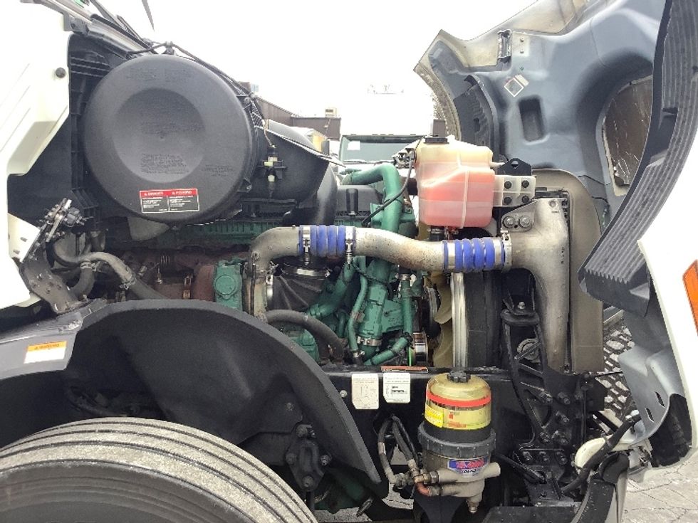 Sleeper Tractor-Heavy Duty Tractors-Volvo-2022-VNL64760-Reading-PA-733,103\n\t\tmiles-$ 48,000 - Image 20