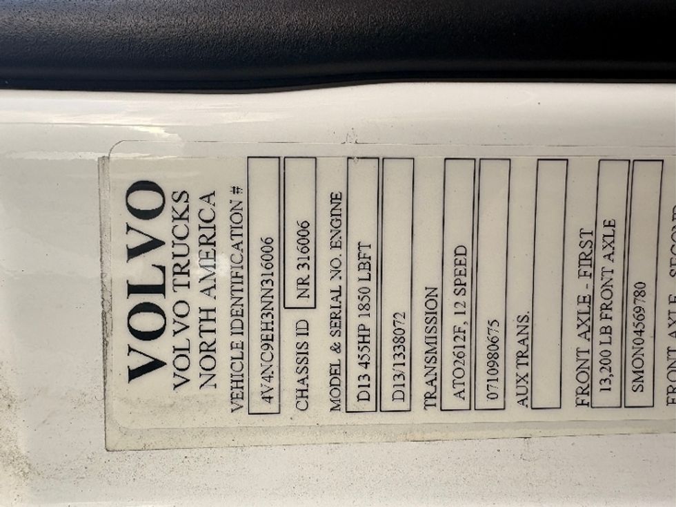 Sleeper Tractor-Heavy Duty Tractors-Volvo-2022-VNL64760-Reading-PA-733,103\n\t\tmiles-$ 48,000 - Image 22