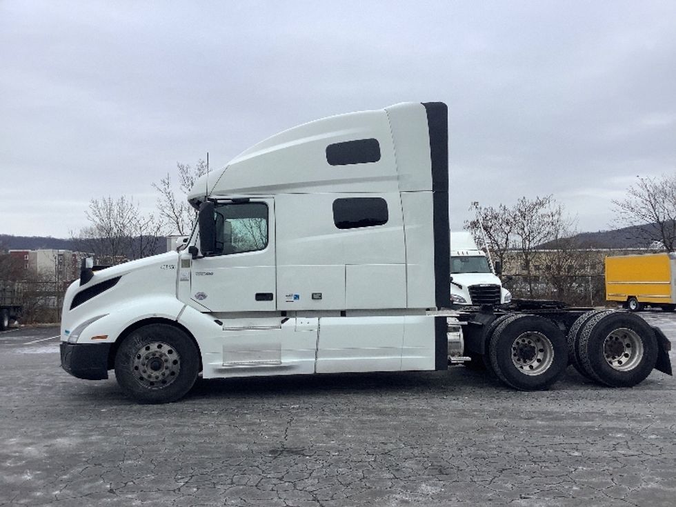Sleeper Tractor-Heavy Duty Tractors-Volvo-2022-VNL64760-Reading-PA-733,103\n\t\tmiles-$ 48,000 - Image 4