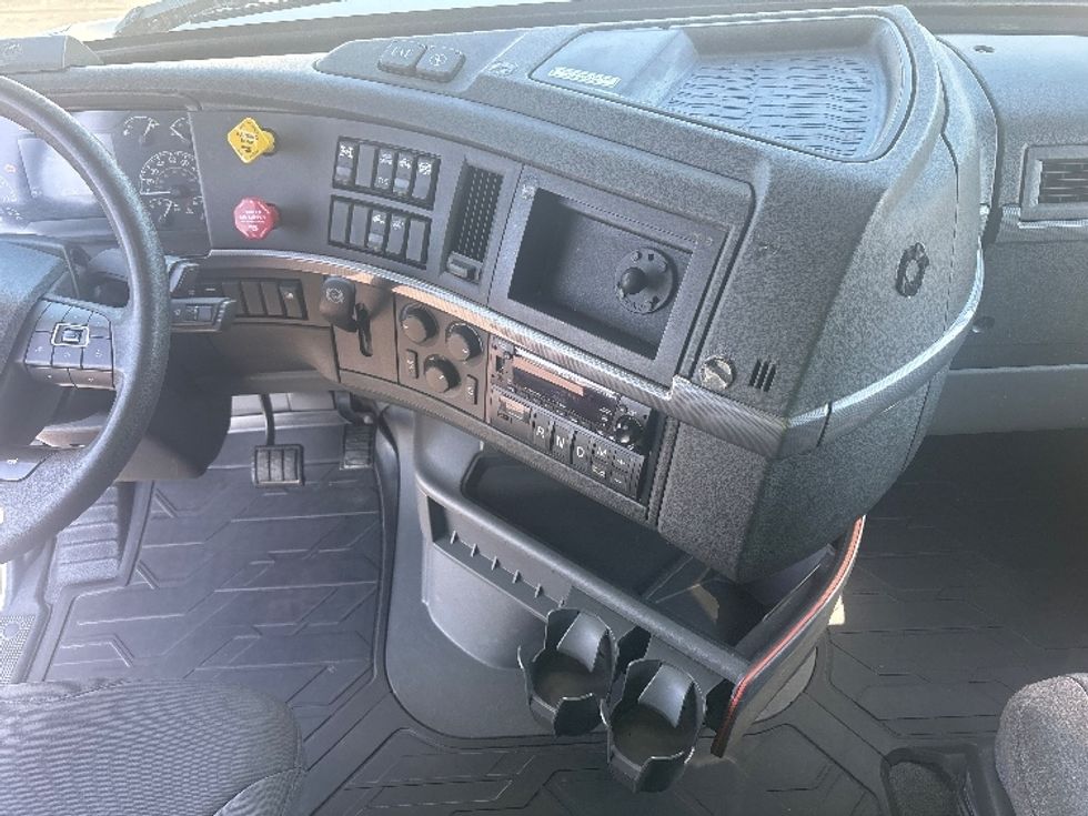 Sleeper Tractor-Heavy Duty Tractors-Volvo-2022-VNL64760-Richmond-IN-309,431\n\t\tmiles-$ 91,750 - Image 12