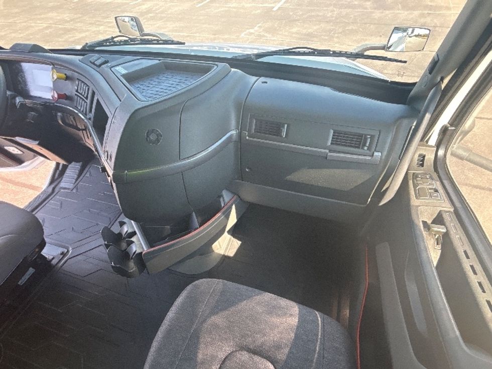 Sleeper Tractor-Heavy Duty Tractors-Volvo-2022-VNL64760-Richmond-IN-309,431\n\t\tmiles-$ 91,750 - Image 15