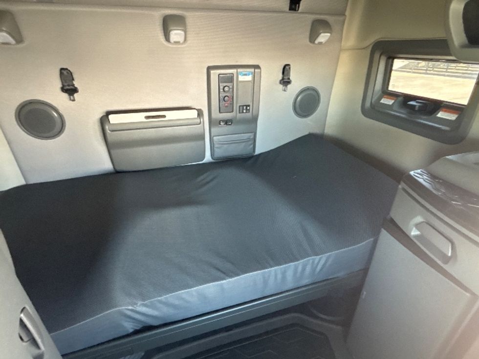 Sleeper Tractor-Heavy Duty Tractors-Volvo-2022-VNL64760-Richmond-IN-309,431\n\t\tmiles-$ 91,750 - Image 17