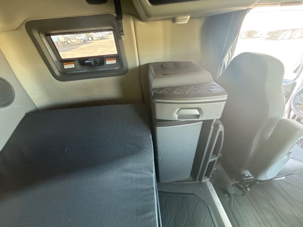 Sleeper Tractor-Heavy Duty Tractors-Volvo-2022-VNL64760-Richmond-IN-309,431\n\t\tmiles-$ 91,750 - Image 18