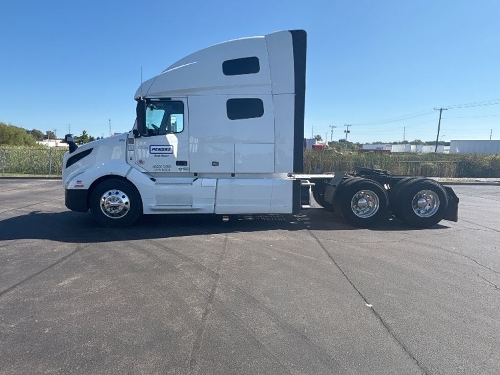 Sleeper Tractor-Heavy Duty Tractors-Volvo-2022-VNL64760-Richmond-IN-309,431\n\t\tmiles-$ 91,750 - Image 4