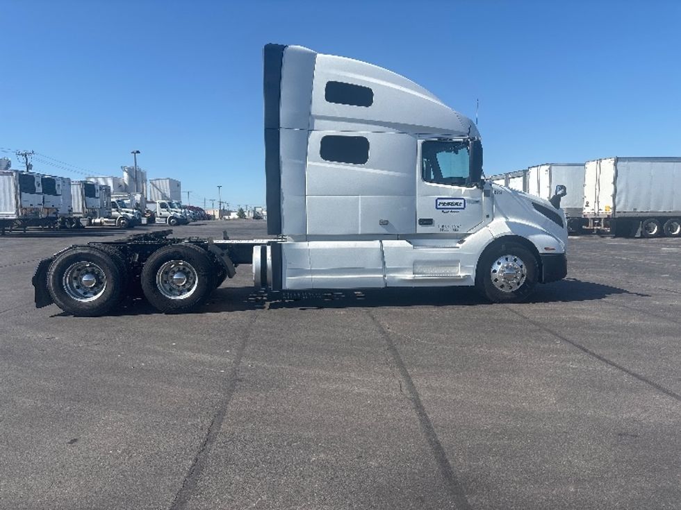 Sleeper Tractor-Heavy Duty Tractors-Volvo-2022-VNL64760-Richmond-IN-309,431\n\t\tmiles-$ 91,750 - Image 8