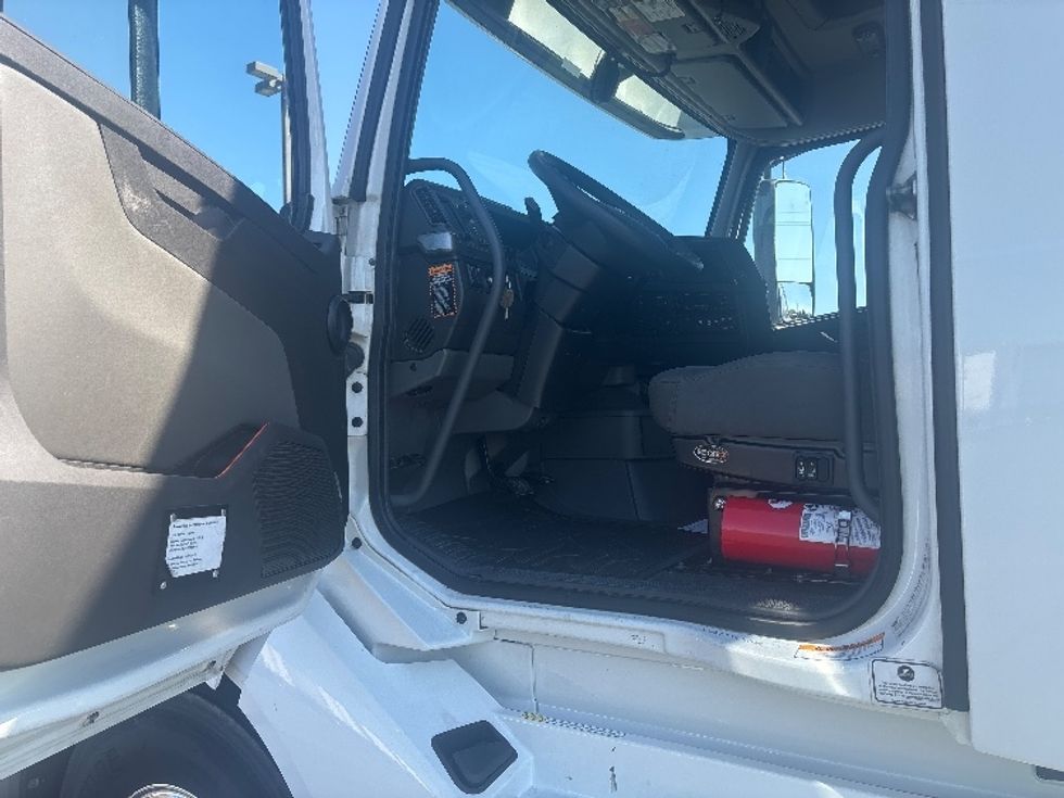 Sleeper Tractor-Heavy Duty Tractors-Volvo-2022-VNL64760-Richmond-IN-309,431\n\t\tmiles-$ 91,750 - Image 9