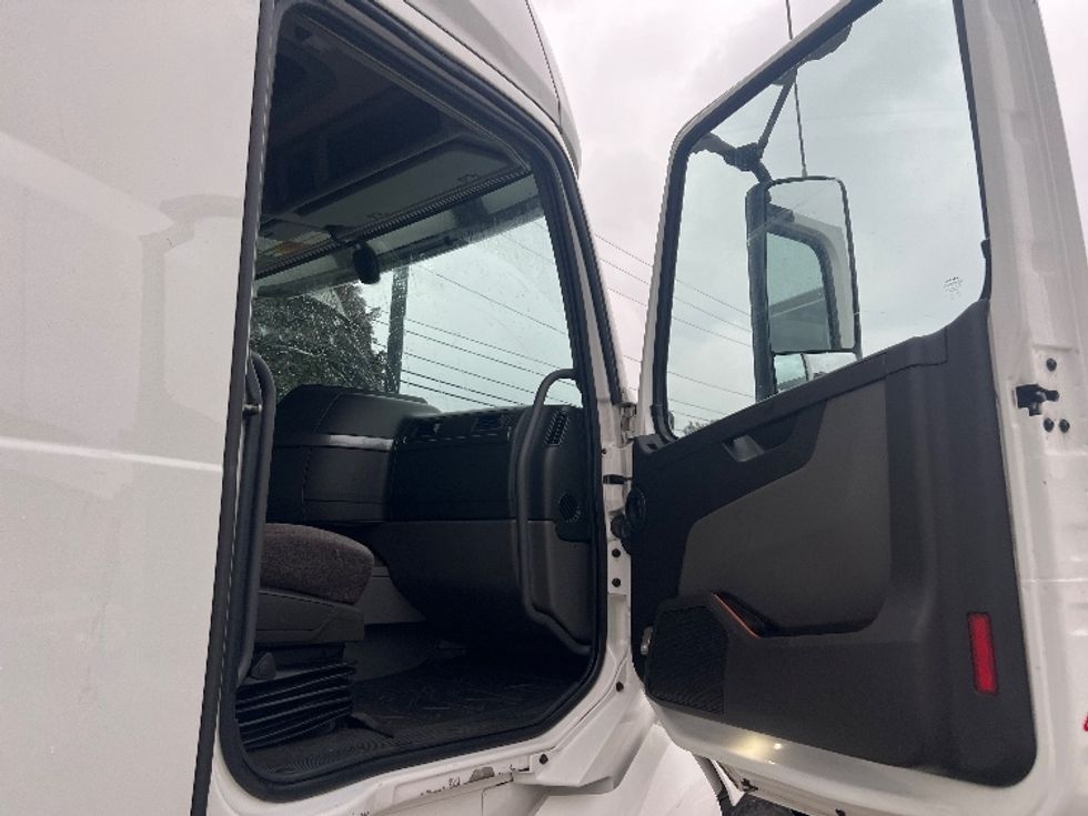 Sleeper Tractor-Heavy Duty Tractors-Volvo-2022-VNL64760-Rochester-NY-445,596\n\t\tmiles-$ 77,250 - Image 13