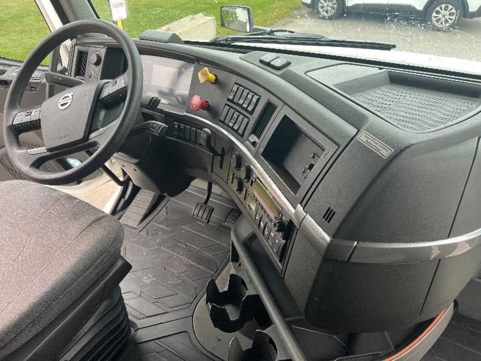 Sleeper Tractor-Heavy Duty Tractors-Volvo-2022-VNL64760-Rochester-NY-445,596\n\t\tmiles-$ 77,250 - Image 15