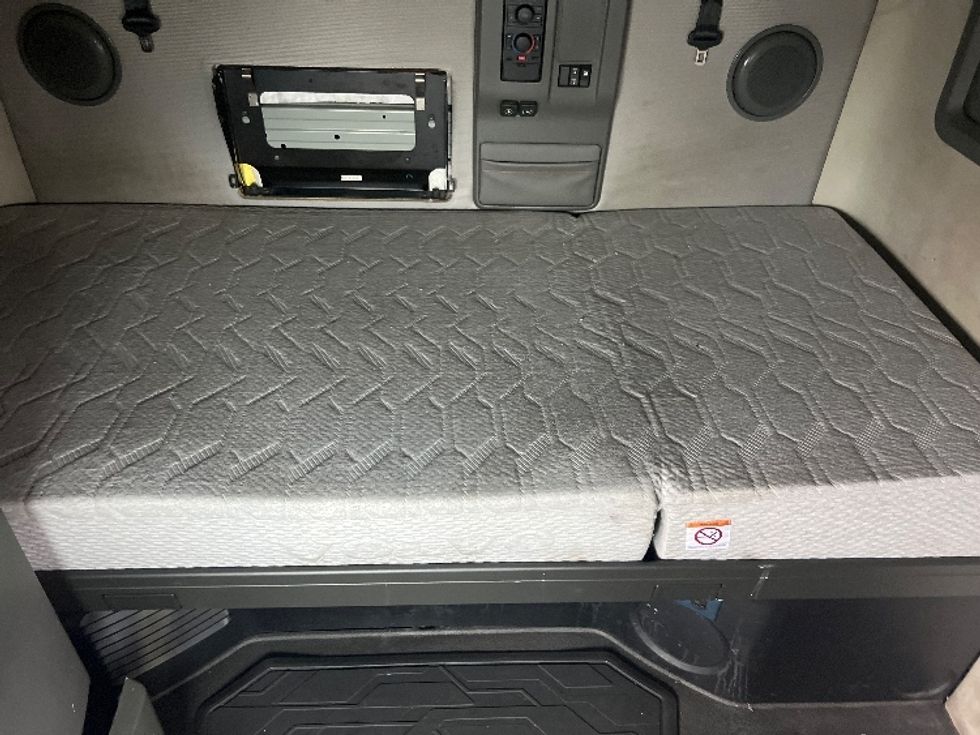 Sleeper Tractor-Heavy Duty Tractors-Volvo-2022-VNL64760-Rochester-NY-445,596\n\t\tmiles-$ 77,250 - Image 16