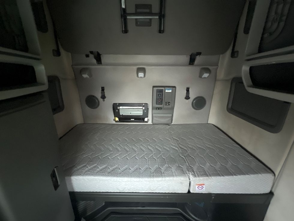 Sleeper Tractor-Heavy Duty Tractors-Volvo-2022-VNL64760-Rochester-NY-445,596\n\t\tmiles-$ 77,250 - Image 17