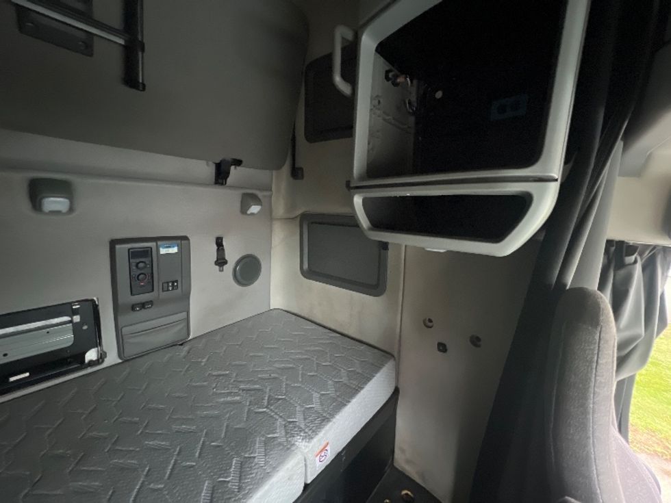 Sleeper Tractor-Heavy Duty Tractors-Volvo-2022-VNL64760-Rochester-NY-445,596\n\t\tmiles-$ 77,250 - Image 18