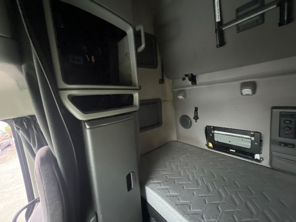 Sleeper Tractor-Heavy Duty Tractors-Volvo-2022-VNL64760-Rochester-NY-445,596\n\t\tmiles-$ 77,250 - Image 19