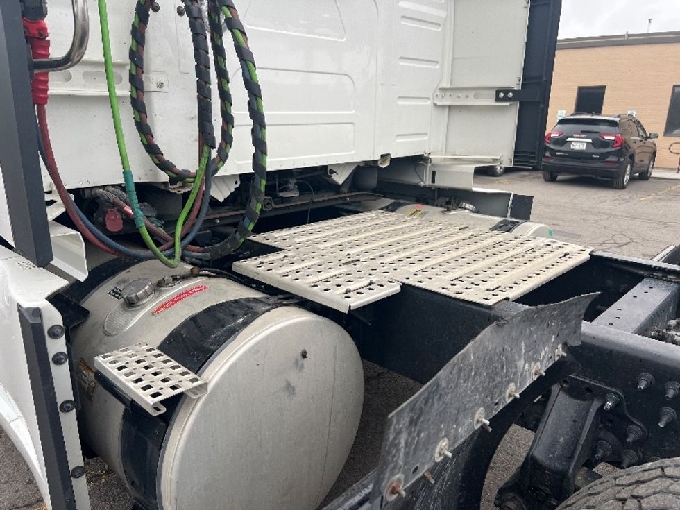 Sleeper Tractor-Heavy Duty Tractors-Volvo-2022-VNL64760-Rochester-NY-445,596\n\t\tmiles-$ 77,250 - Image 22
