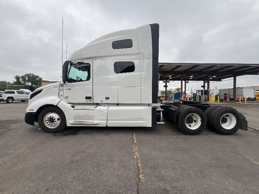 Sleeper Tractor-Heavy Duty Tractors-Volvo-2022-VNL64760-Rochester-NY-445,596\n\t\tmiles-$ 77,250 - Image 4