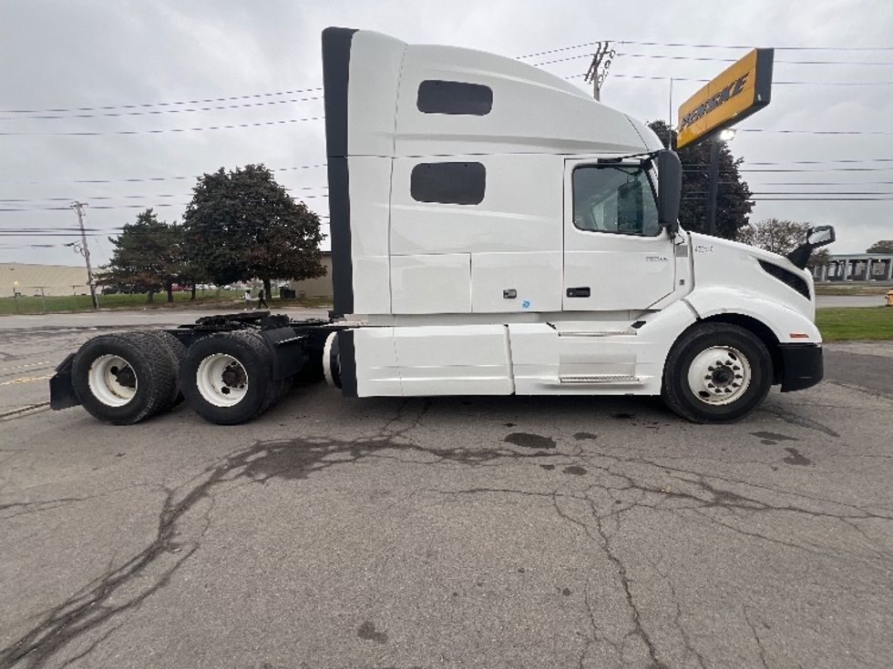 Sleeper Tractor-Heavy Duty Tractors-Volvo-2022-VNL64760-Rochester-NY-445,596\n\t\tmiles-$ 77,250 - Image 8