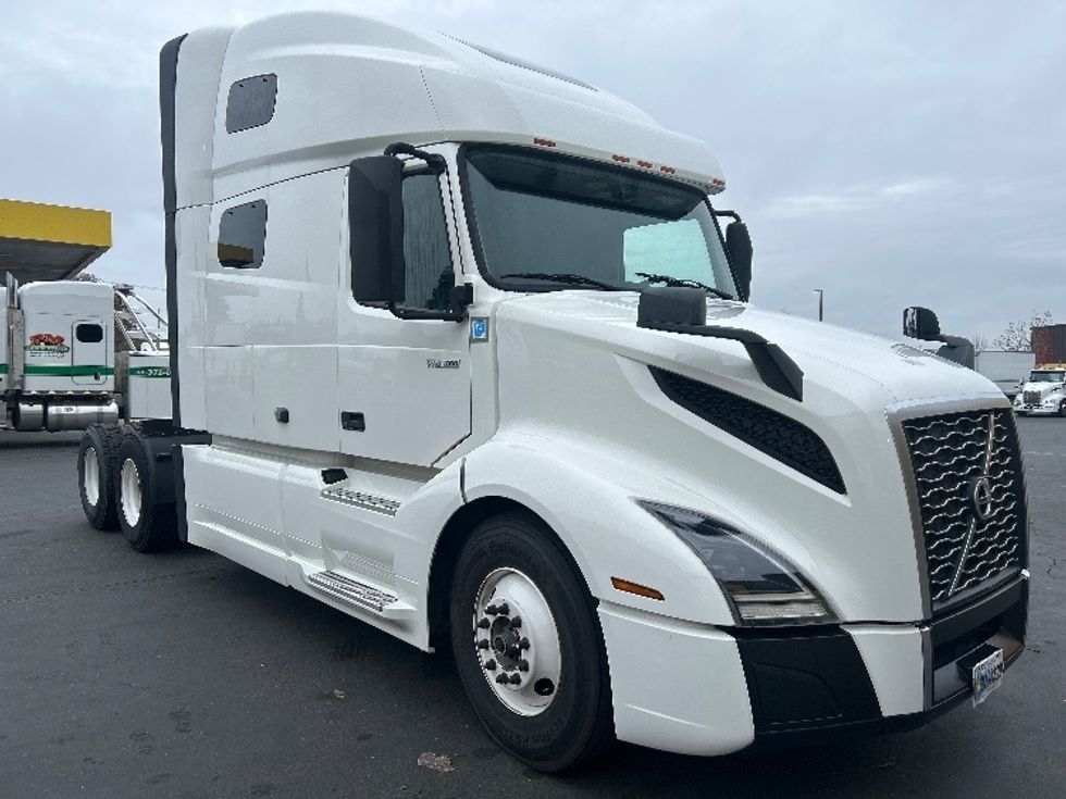Sleeper Tractor-Heavy Duty Tractors-Volvo-2022-VNL64760-Sacramento-CA-379,900\n\t\tmiles-$ 93,000 - Image 1