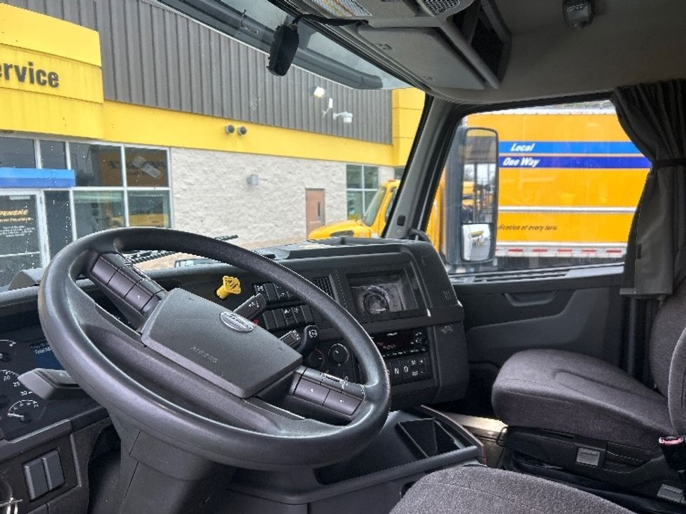 Sleeper Tractor-Heavy Duty Tractors-Volvo-2022-VNL64760-Sacramento-CA-379,900\n\t\tmiles-$ 93,000 - Image 10