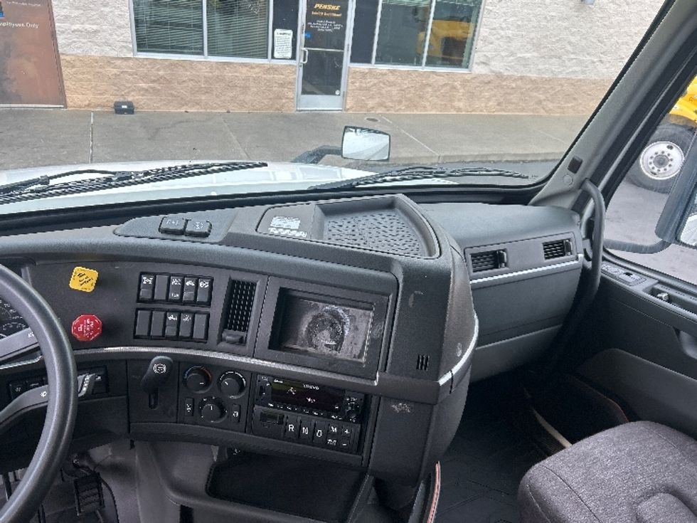 Sleeper Tractor-Heavy Duty Tractors-Volvo-2022-VNL64760-Sacramento-CA-379,900\n\t\tmiles-$ 93,000 - Image 12