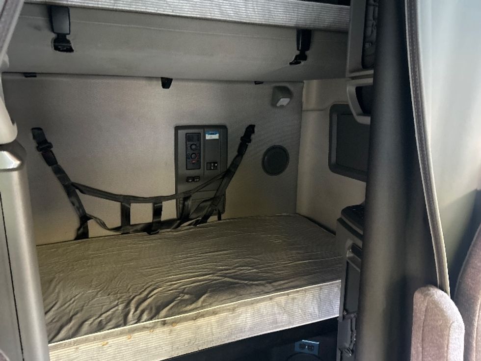 Sleeper Tractor-Heavy Duty Tractors-Volvo-2022-VNL64760-Sacramento-CA-379,900\n\t\tmiles-$ 93,000 - Image 16