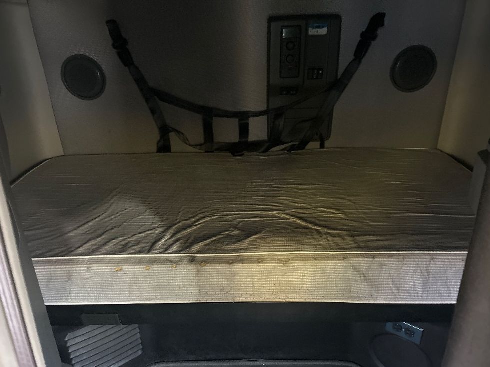 Sleeper Tractor-Heavy Duty Tractors-Volvo-2022-VNL64760-Sacramento-CA-379,900\n\t\tmiles-$ 93,000 - Image 17