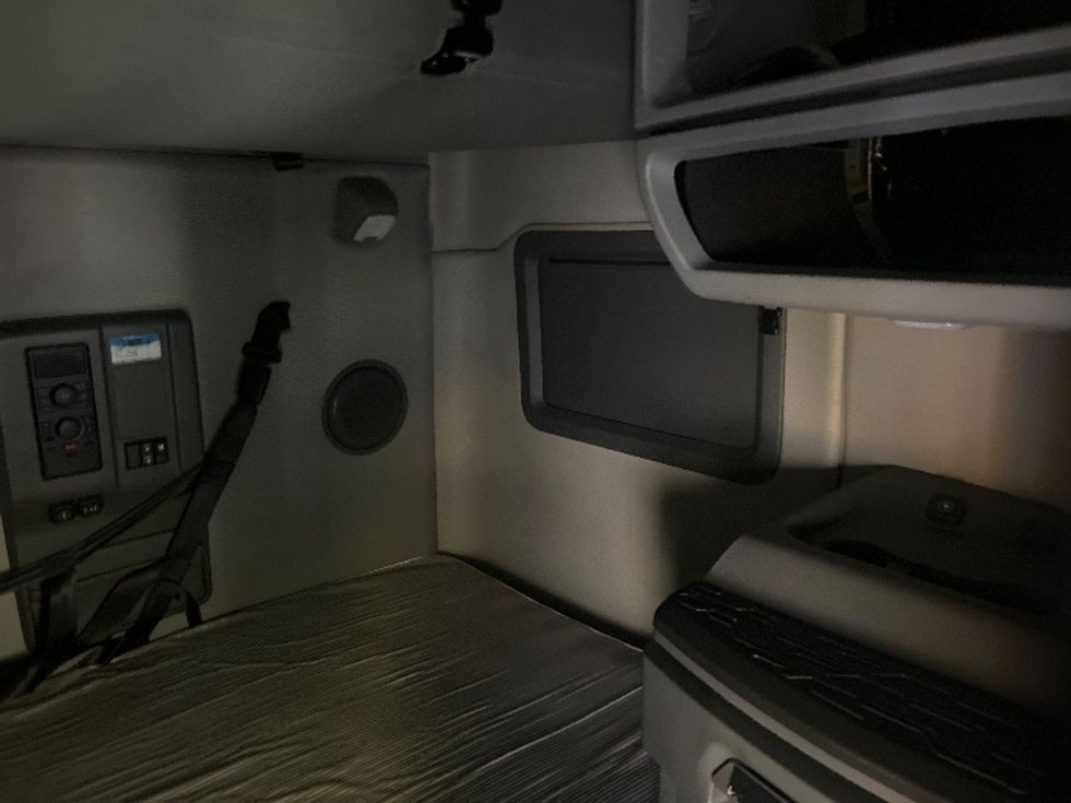 Sleeper Tractor-Heavy Duty Tractors-Volvo-2022-VNL64760-Sacramento-CA-379,900\n\t\tmiles-$ 93,000 - Image 18